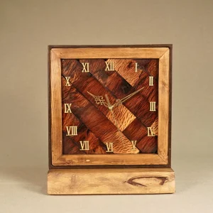 reloj cuadrado hecho a mano en madera detalle frontal bosbalia