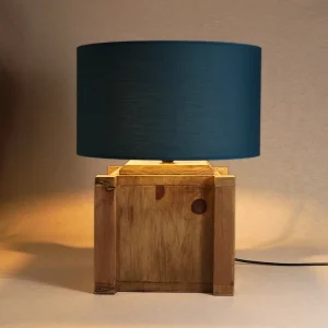 lampara base cubo hecho a mano en frontal en madera bosbalia