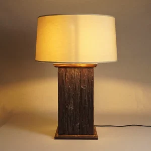 lampara base cuboide hecho a mano en madera rustica frontal completo bosbalia