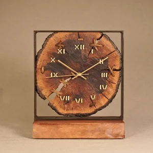 reloj enmarcado en metal hecho a mano en madera detalle frontal bosbalia