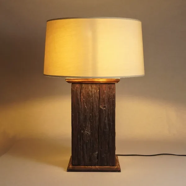 lampara base cuboide hecho a mano en madera rustica frontal completo bosbalia